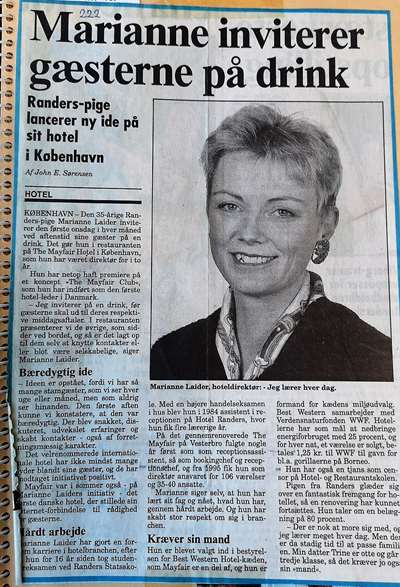 inviterer gæsterne til en drink